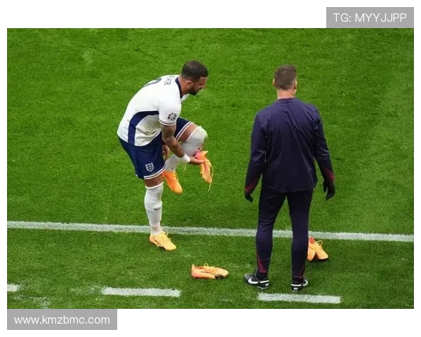 亲吻足球场草坪庆祝进球的球星有哪些他们背后的故事揭秘