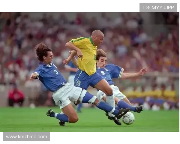 足球巨星居家生活揭秘:从训练到家庭时光,球场之外的另一面 足球巨星居家生活揭秘:从训练到家庭时光,球场之外的另一面